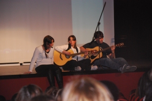 Alumnos del IES Carmen Martín Gaite interpretando una canción